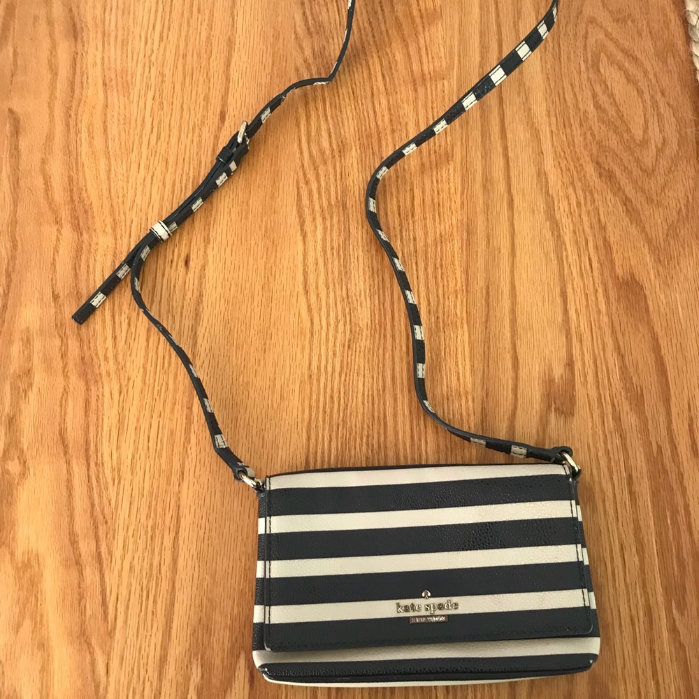 Kate Spade mini crossbody in good condition.